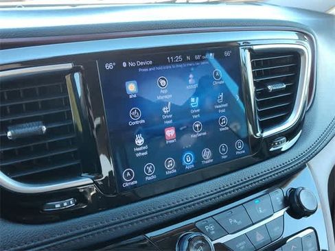 Used 2017 Chrysler Pacifica Limited image 23