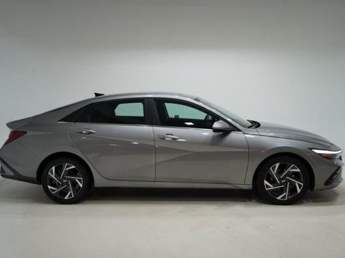 Used 2025 Hyundai Elantra SEL image 9