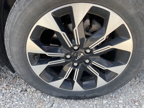 Used 2023 Kia Carnival EX FWD image 10