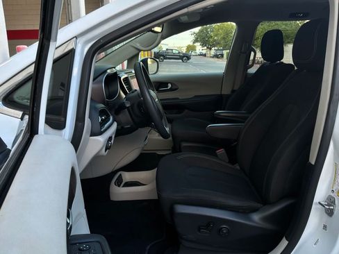 Used 2023 Chrysler Voyager LX FWD image 9