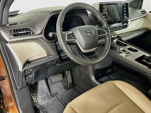 Used 2023 Toyota Sienna XLE FWD image 9