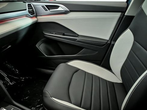 New 2025 Volkswagen Taos SEL image 15