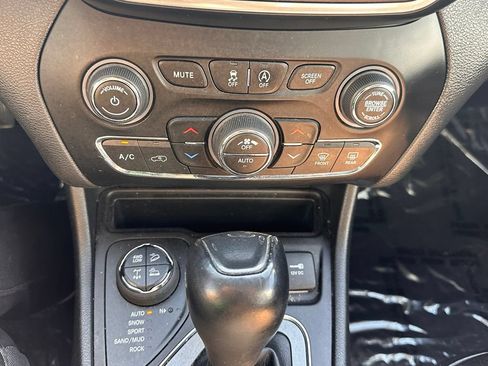 Used 2021 Jeep Cherokee Trailhawk w/ Trailer Tow Group AWD/4WD image 42