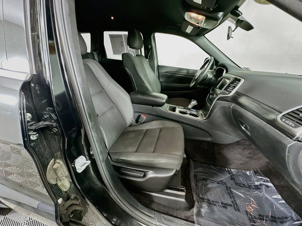 Used 2019 Jeep Grand Cherokee Laredo w/ Security & Convenience Group AWD/4WD image 35