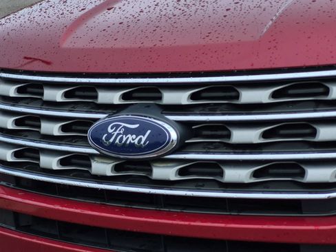 Used 2017 Ford Explorer XLT w/ Equipment Group 202A AWD/4WD image 12