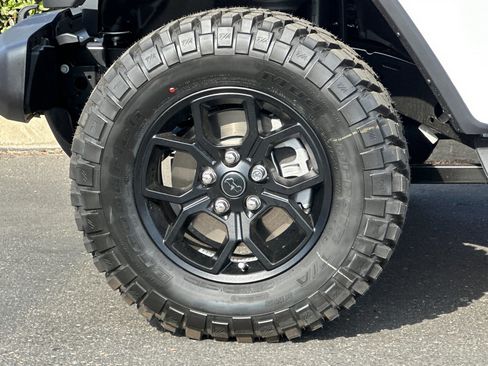 New 2025 Jeep Gladiator Sport image 24