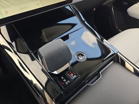 Used 2024 Land Rover Range Rover Sport SE image 32