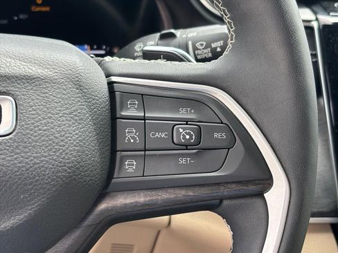 Used 2023 Jeep Grand Cherokee Limited w/ Luxury Tech Group II RWD image 16