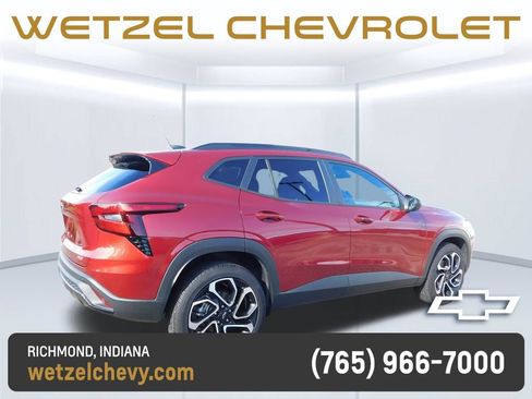 Used 2025 Chevrolet Trax RS w/ Sunroof Package FWD image 3
