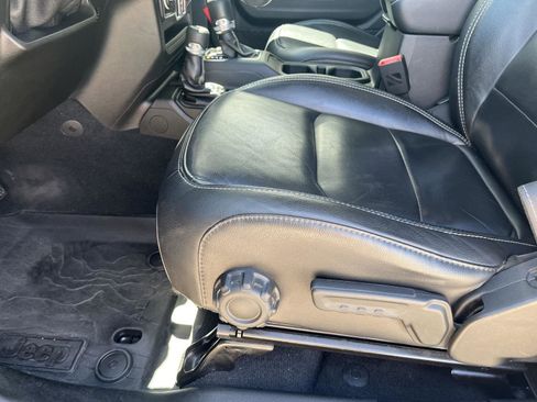 Used 2018 Jeep Wrangler Unlimited Sahara AWD/4WD image 11