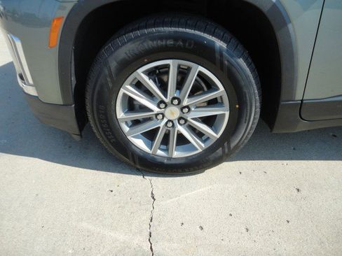 Used 2023 Chevrolet Traverse LT image 2