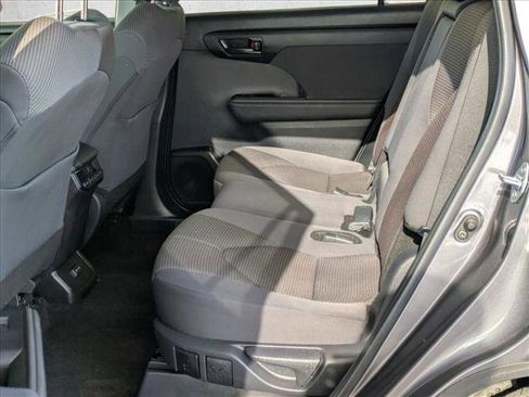 Used 2024 Toyota Highlander LE image 19