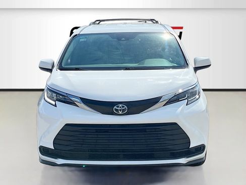 Used 2023 Toyota Sienna LE FWD image 2