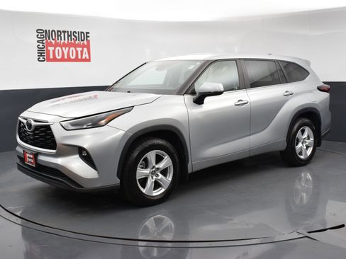 Used 2024 Toyota Highlander LE AWD/4WD image 8