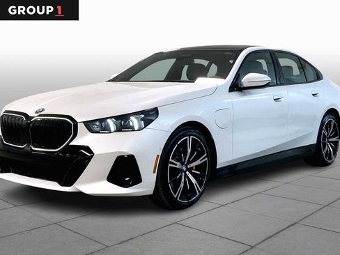 New 2026 BMW 550e xDrive w/ Executive Package image 1