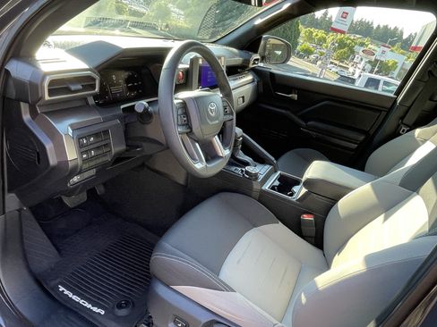 Certified 2025 Toyota Tacoma TRD Off-Road AWD/4WD image 10