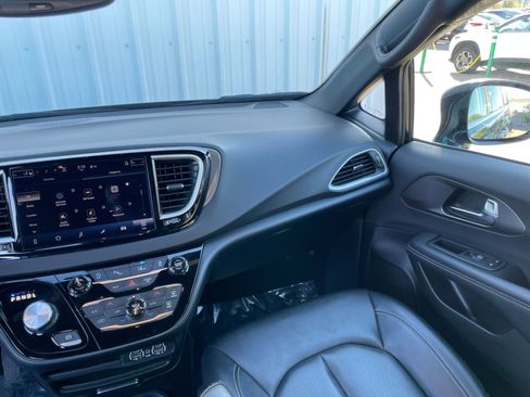 Used 2025 Chrysler Pacifica Select FWD image 36