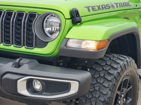 Used 2025 Jeep Gladiator Sport AWD/4WD image 9