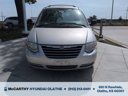 Used 2006 Chrysler Town & Country Touring FWD image 9