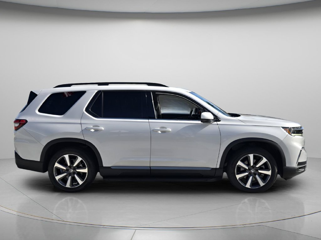 Used 2024 Honda Pilot Touring image 3