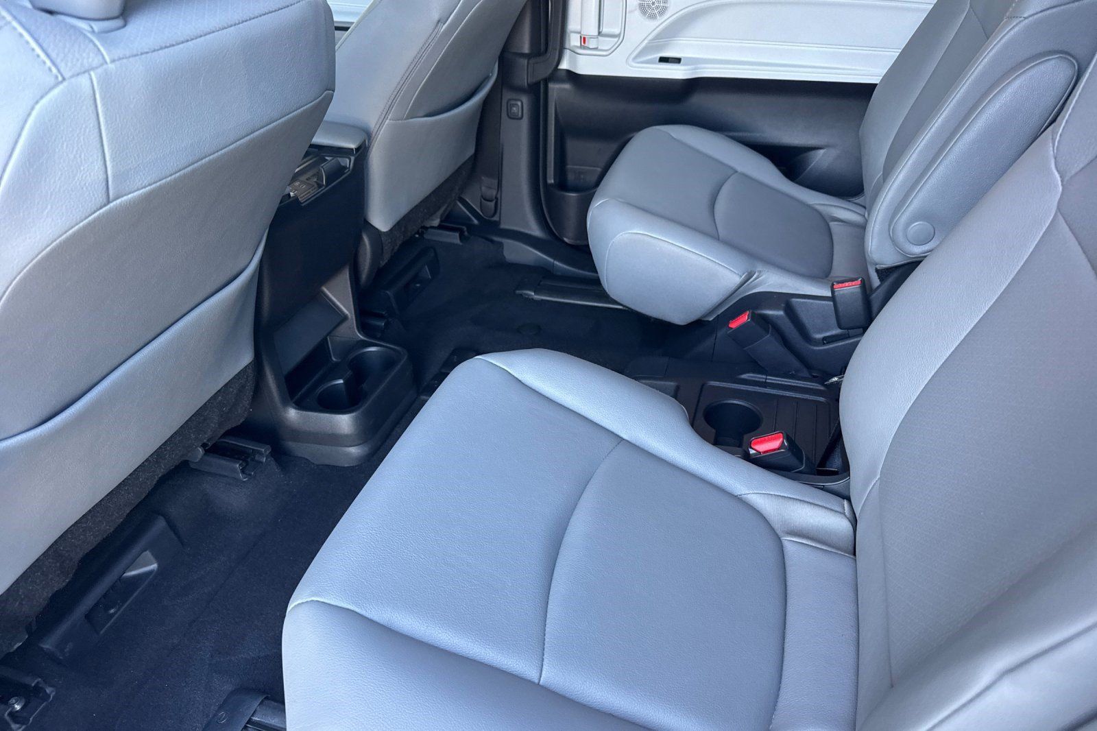 Used 2026 Toyota Sienna XLE FWD image 25