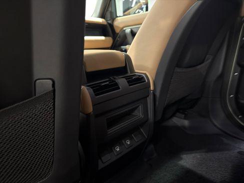 Used 2025 Land Rover Defender 110 S image 27