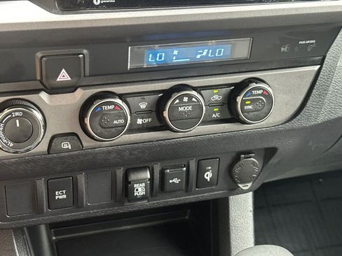 Used 2022 Toyota Tacoma TRD Off-Road AWD/4WD image 19