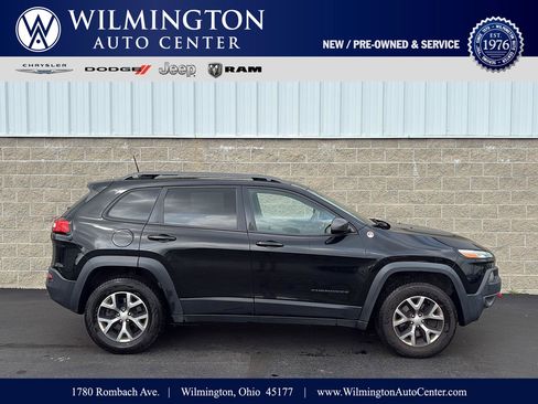 Used 2017 Jeep Cherokee Trailhawk w/ Cold Weather Group AWD/4WD image 1