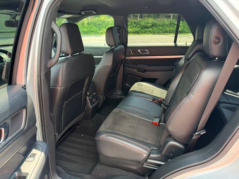Used 2019 Ford Explorer XLT w/ Equipment Group 202A AWD/4WD image 12