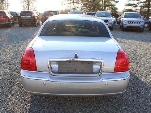 Used 2005 Lincoln Town Car Signature image 8