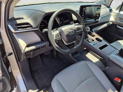 Used 2024 Toyota Sienna XLE w/ XLE Plus Package FWD image 10