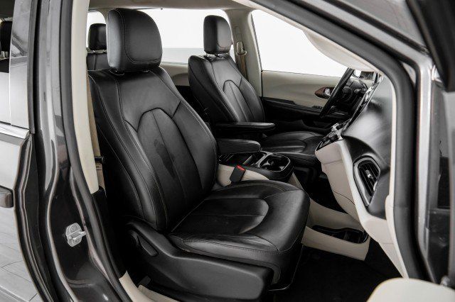 Used 2019 Chrysler Pacifica Touring-L FWD image 32