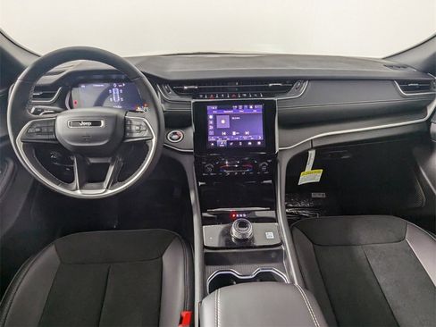 New 2025 Jeep Grand Cherokee Altitude image 14