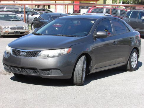 Used 2013 Kia Forte EX image 9