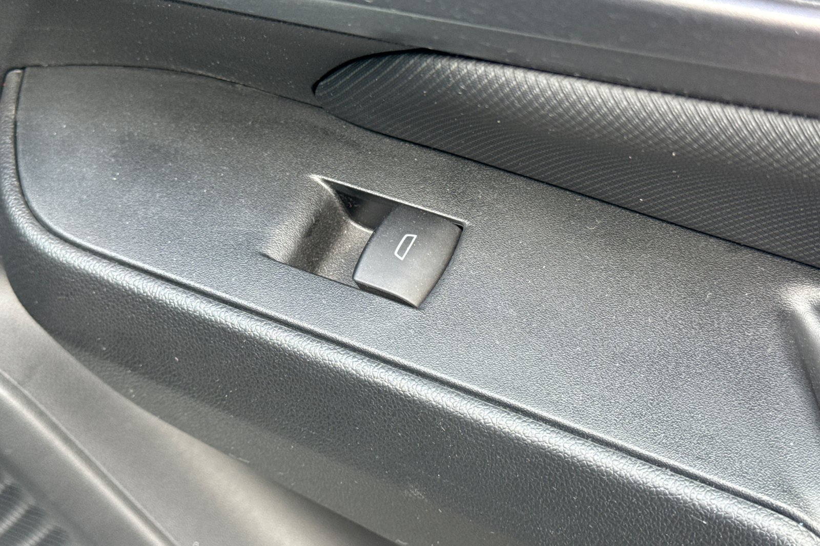 Used 2024 Chevrolet Equinox EV RS FWD image 23