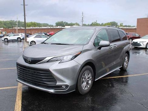 Certified 2026 Toyota Sienna XLE FWD image 2
