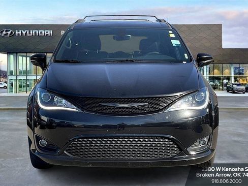 Used 2018 Chrysler Pacifica Limited w/ S Appearance Package image 3