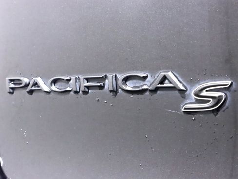 Used 2020 Chrysler Pacifica Touring-L w/ S Appearance Package image 37