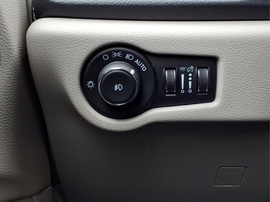 Used 2024 Chrysler Pacifica Limited FWD image 6