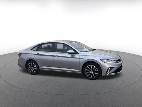 Used 2025 Volkswagen Jetta SE image 2