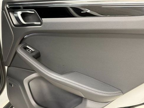 Certified 2025 Porsche Macan image 33