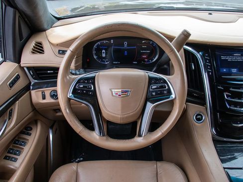 Used 2018 Cadillac Escalade Platinum AWD/4WD image 12