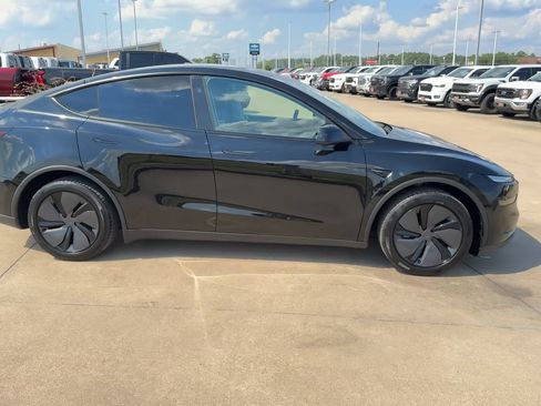 Used 2026 Tesla Model Y Long Range RWD image 2