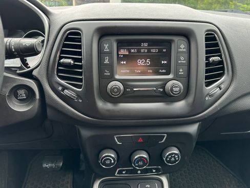 Used 2018 Jeep Compass Latitude w/ Cold Weather Group AWD/4WD image 7