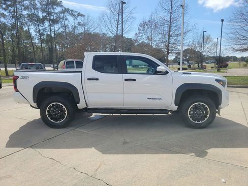 Used 2025 Toyota Tacoma TRD Off-Road w/ TRD Off Road Upgrade Package image 8