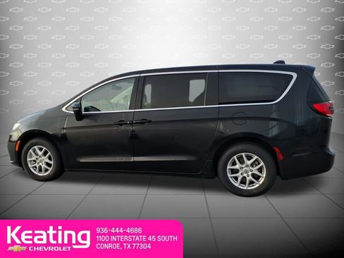 Used 2023 Chrysler Pacifica Touring-L image 6