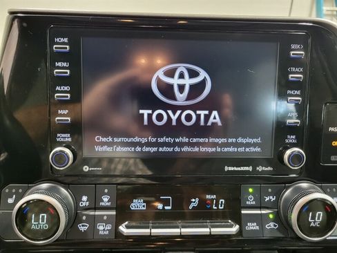 Used 2021 Toyota Highlander XLE AWD/4WD image 38