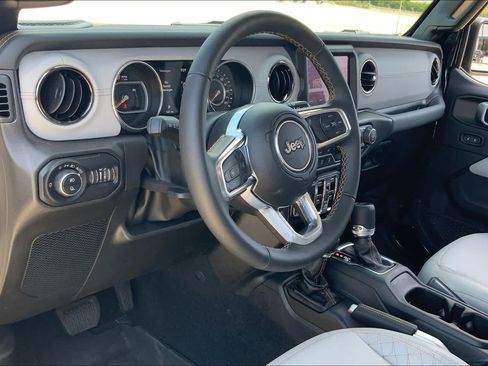Used 2022 Jeep Gladiator Overland AWD/4WD image 35