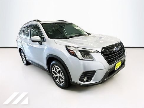 Used 2023 Subaru Forester Premium image 3