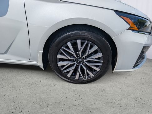 Used 2023 Nissan Altima 2.5 SV w/ SV Premium Package FWD image 9